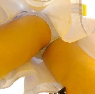 【パンチラｘ盗撮】清楚系JDのスカートを逆さ撮り！ミニスカひらひらパンチラ☆