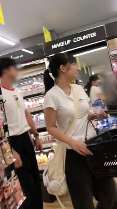 【盗撮ｘ街撮り】【お買い物中の眺め87】彼氏とお買い物中のパイスラロケット巨乳のＪＤに大興奮！！