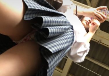 【パンチラｘ盗撮】JKだらけの車両で大胆逆さ撮り！携帯に夢中の制服JKのパンチラ盗撮！